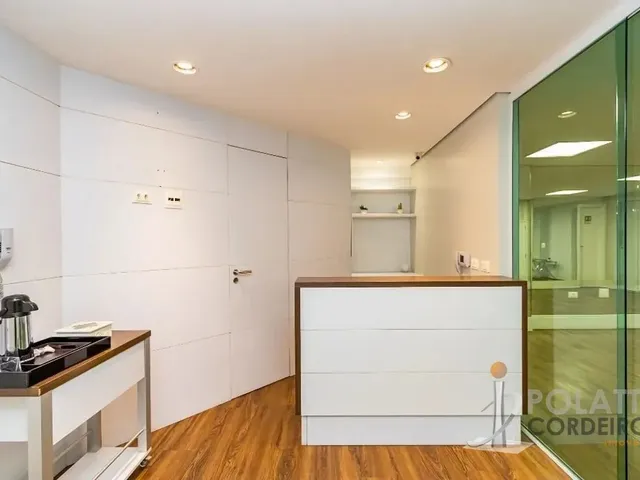 Sala à venda ou para alugar, no bairro Centro em Curitiba