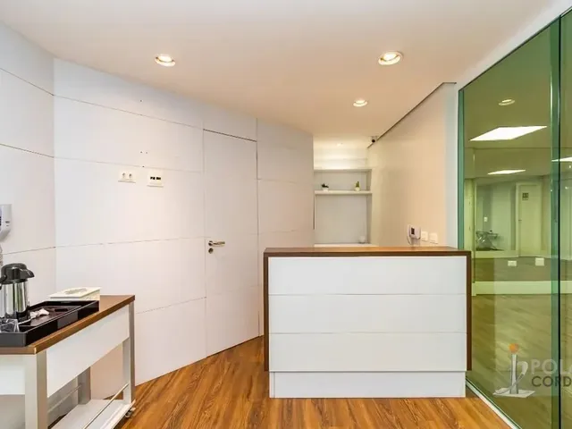 Sala à venda ou para alugar, no bairro Centro em Curitiba