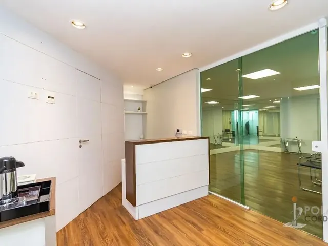 Sala à venda ou para alugar, no bairro Centro em Curitiba