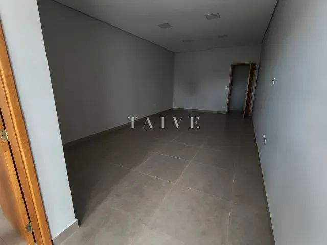 Sala com 38m², para alugar, no bairro Vila Casini em Londrina