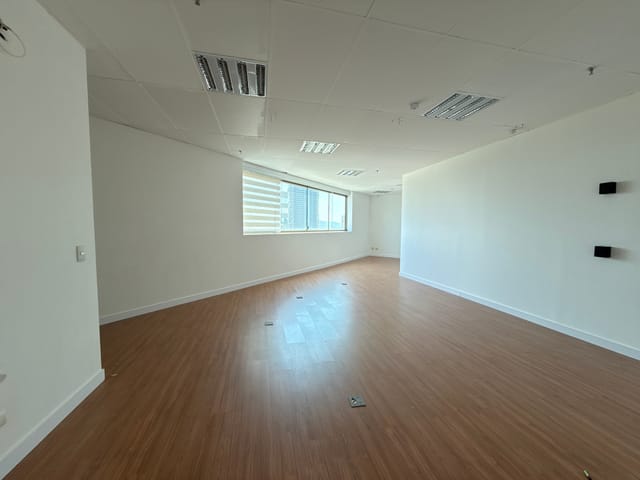 Sala com 59m², para alugar, no bairro Dezoito do Forte Empresarial/Alphaville. em Barueri