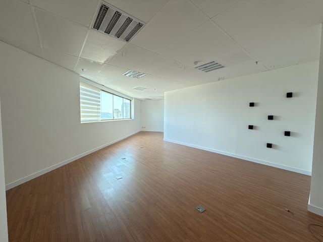 Sala com 59m², para alugar, no bairro Dezoito do Forte Empresarial/Alphaville. em Barueri