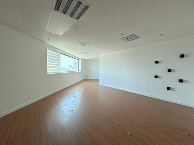 Sala com 59m², para alugar, no bairro Dezoito do Forte Empresarial/Alphaville. em Barueri