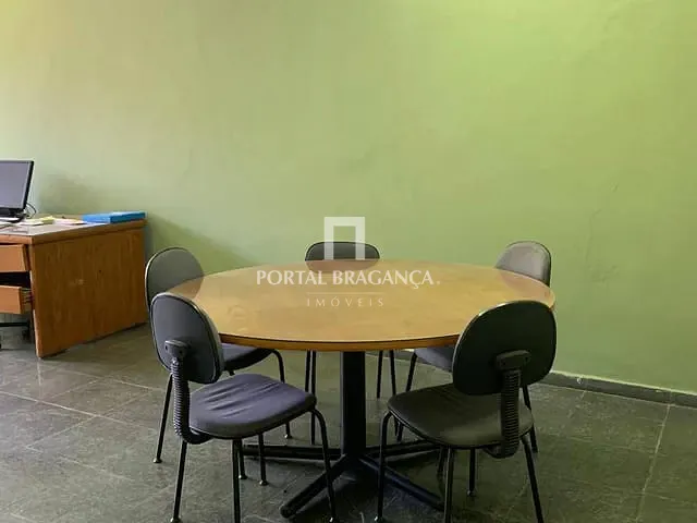 Sala à venda ou para alugar, no bairro Taboão em Bragança Paulista