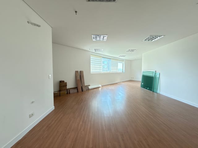 Sala com 59m², para alugar, no bairro Dezoito do Forte Empresarial/Alphaville. em Barueri