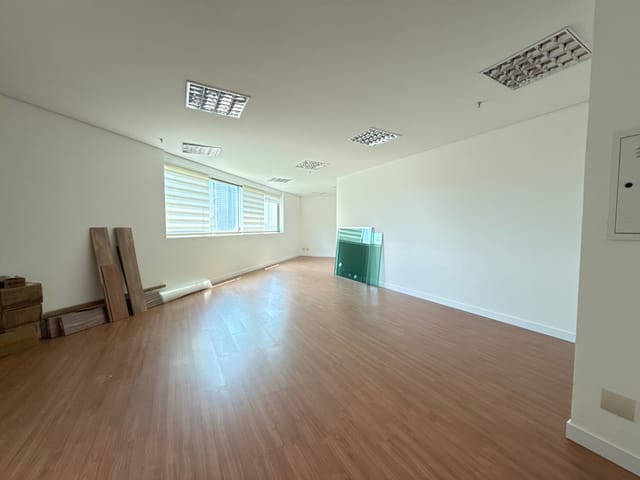 Sala com 59m², para alugar, no bairro Dezoito do Forte Empresarial/Alphaville. em Barueri