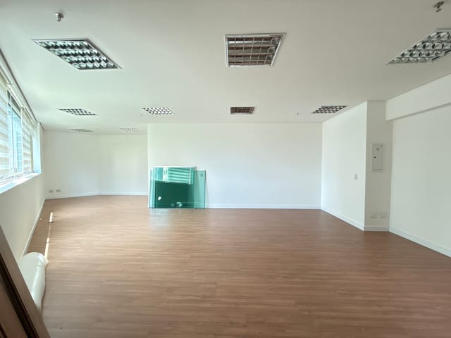 Sala com 59m², para alugar, no bairro Dezoito do Forte Empresarial/Alphaville. em Barueri