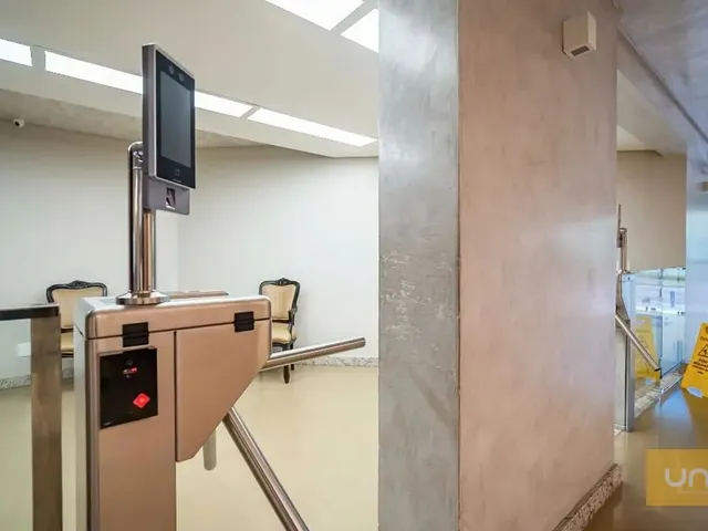 Sala à venda ou para alugar, no bairro Centro em Curitiba
