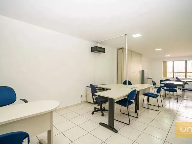 Sala à venda ou para alugar, no bairro Centro em Curitiba
