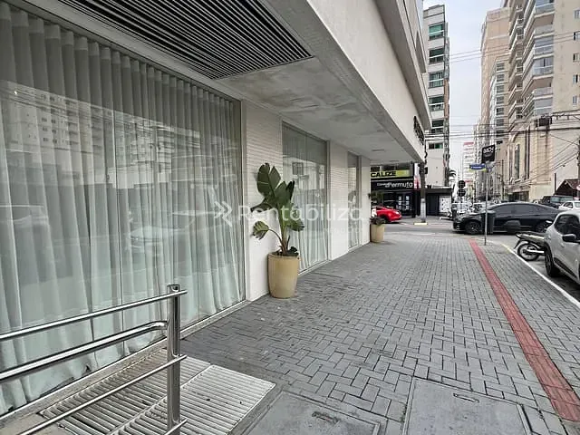 Sala à venda, no bairro Meia Praia em Itapema