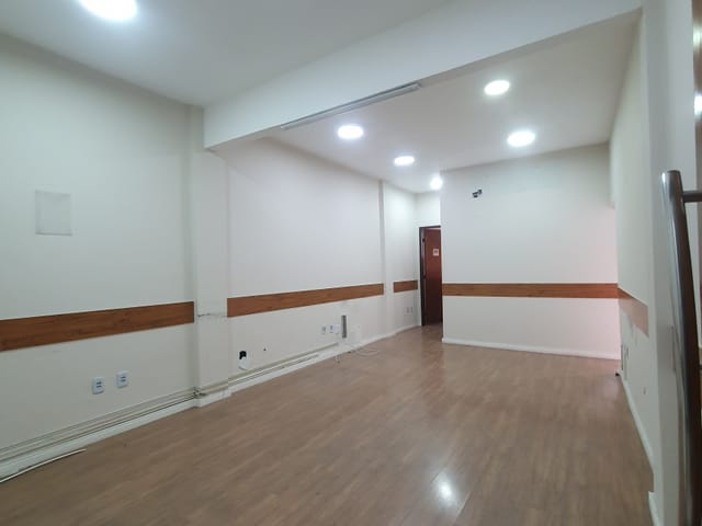 Sala com 30m², para alugar, no bairro Campo Grande em Rio de Janeiro