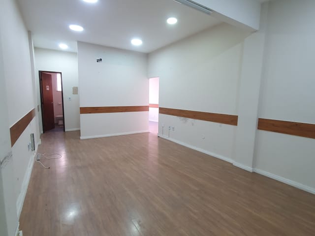 Sala com 30m², para alugar, no bairro Campo Grande em Rio de Janeiro