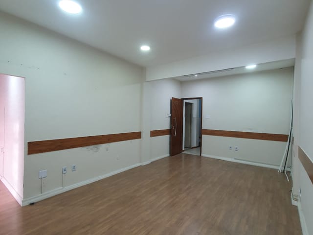 Sala com 30m², para alugar, no bairro Campo Grande em Rio de Janeiro