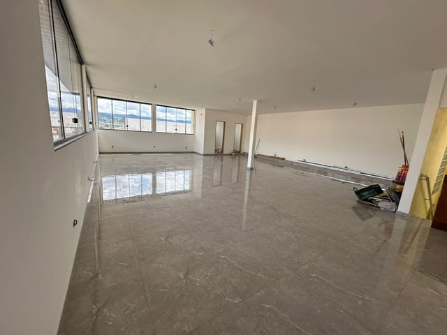 Sala com 200m², para alugar, no bairro Centro em Extrema