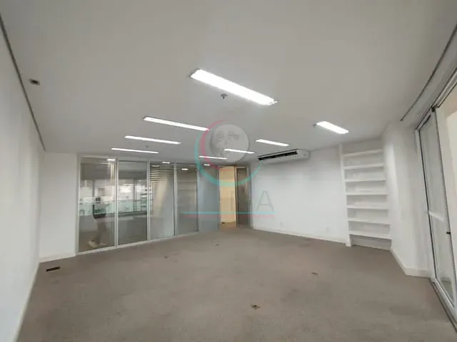 Sala à venda ou para alugar, no bairro Cerqueira César em São Paulo