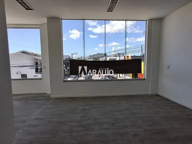 Sala para alugar, no bairro Centro em Navegantes