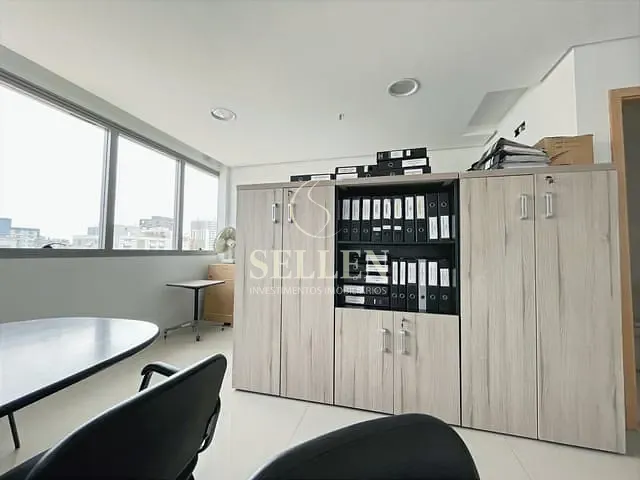 Sala à venda, no bairro Menino Deus em Porto Alegre