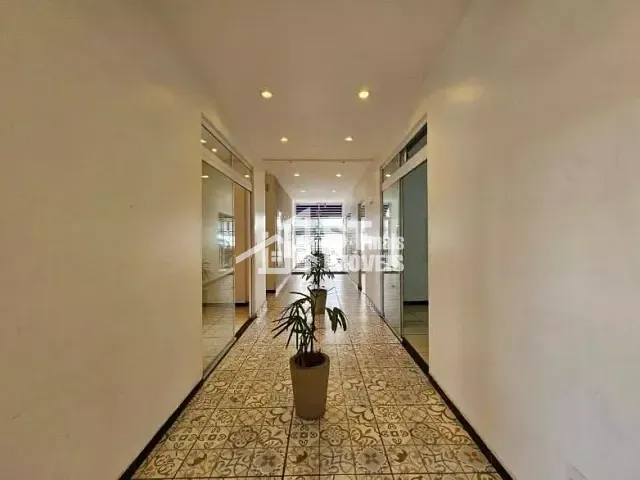 Sala à venda ou para alugar, no bairro Centro em Andradas