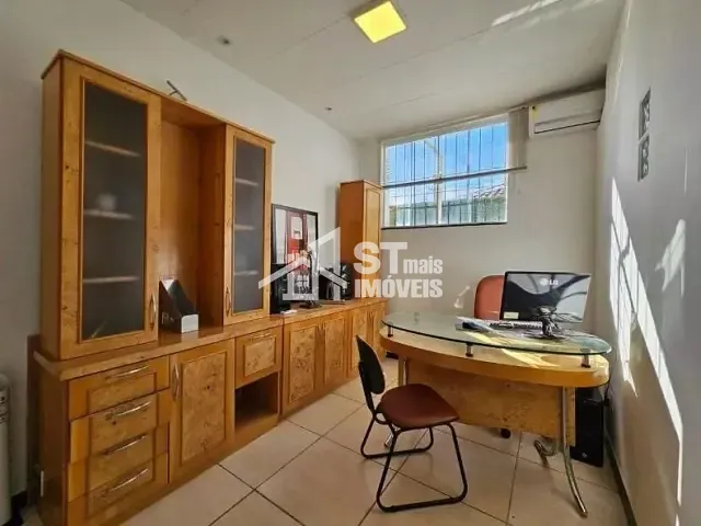 Sala à venda ou para alugar, no bairro Centro em Andradas