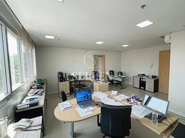 Sala à venda, no bairro Menino Deus em Porto Alegre