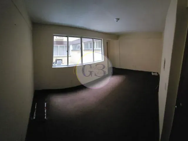 Sala à venda ou para alugar, no bairro Centro em Pelotas