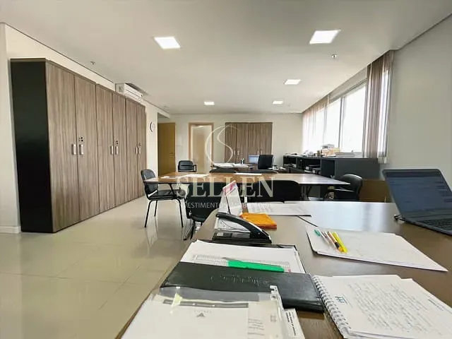 Sala à venda, no bairro Menino Deus em Porto Alegre
