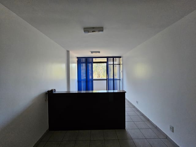 Foto do Sala - Sala comercial com varanda - Ed. Santa Cruz - Asa Sul - Brasília/DF | ALPHA BRASILIA A IMÓVEIS LTDA.
