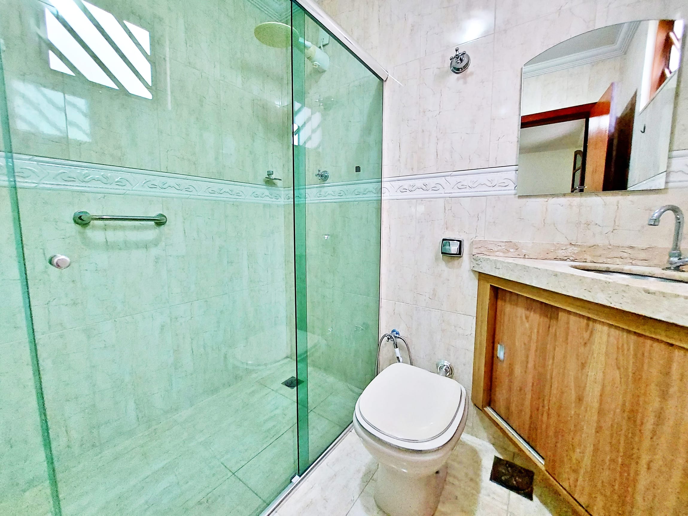 Casa para alugar com 3 quartos, suíte e 4 vagas no Bairro Eldorado em Contagem/MG