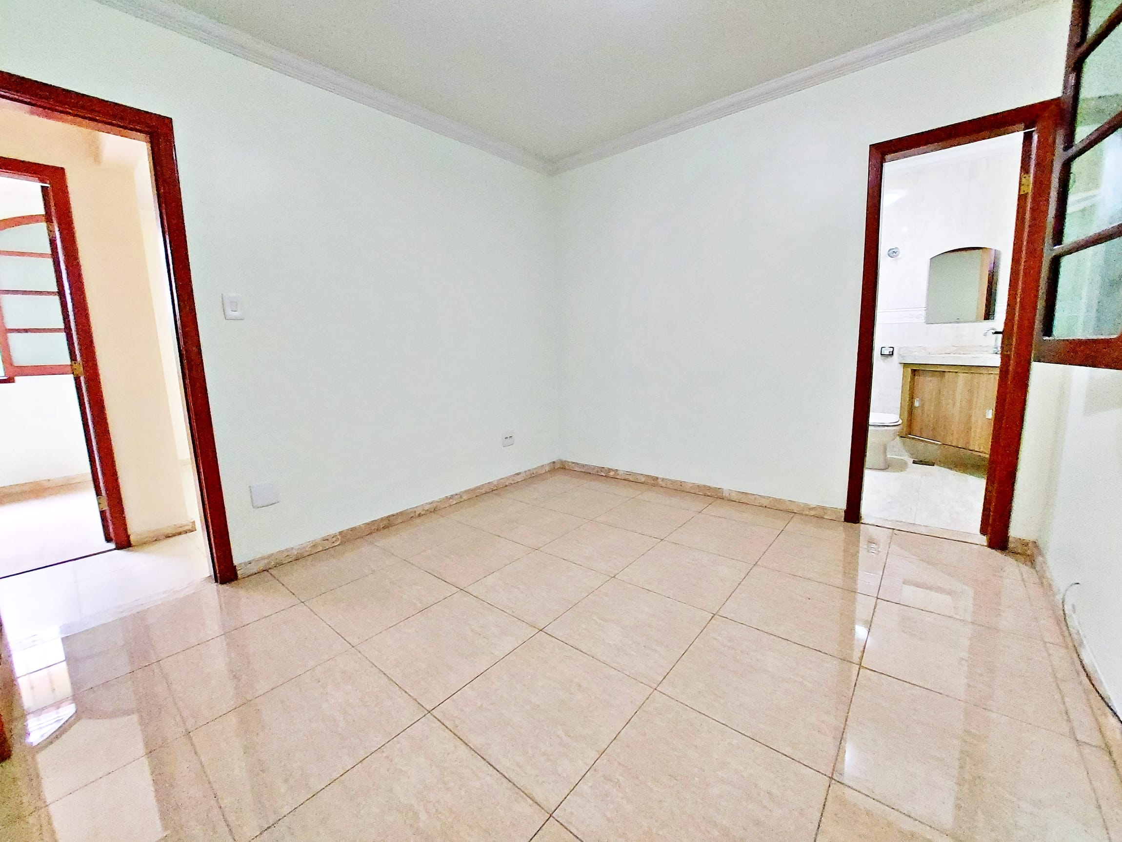 Casa para alugar com 3 quartos, suíte e 4 vagas no Bairro Eldorado em Contagem/MG