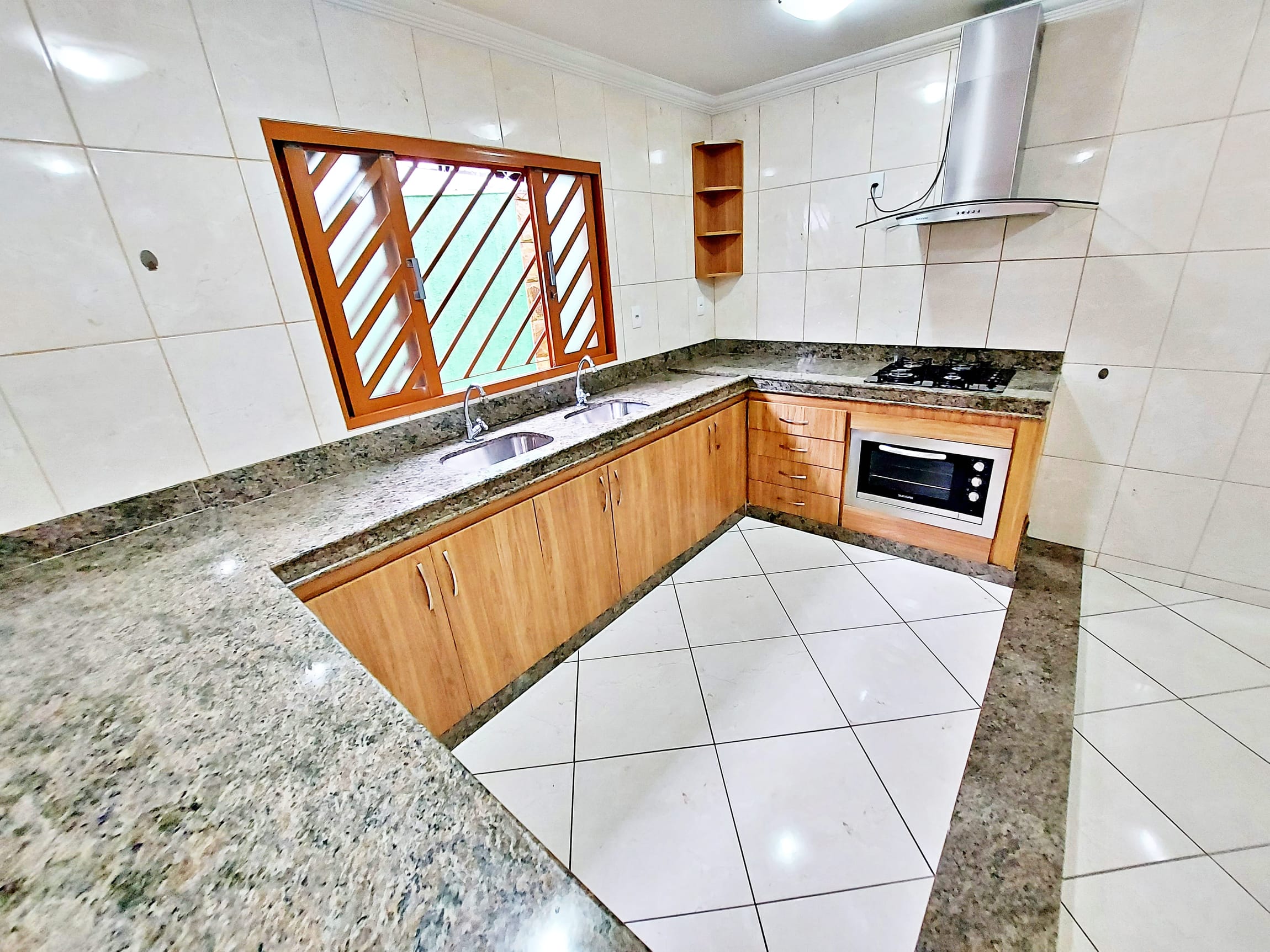 Casa para alugar com 3 quartos, suíte e 4 vagas no Bairro Eldorado em Contagem/MG