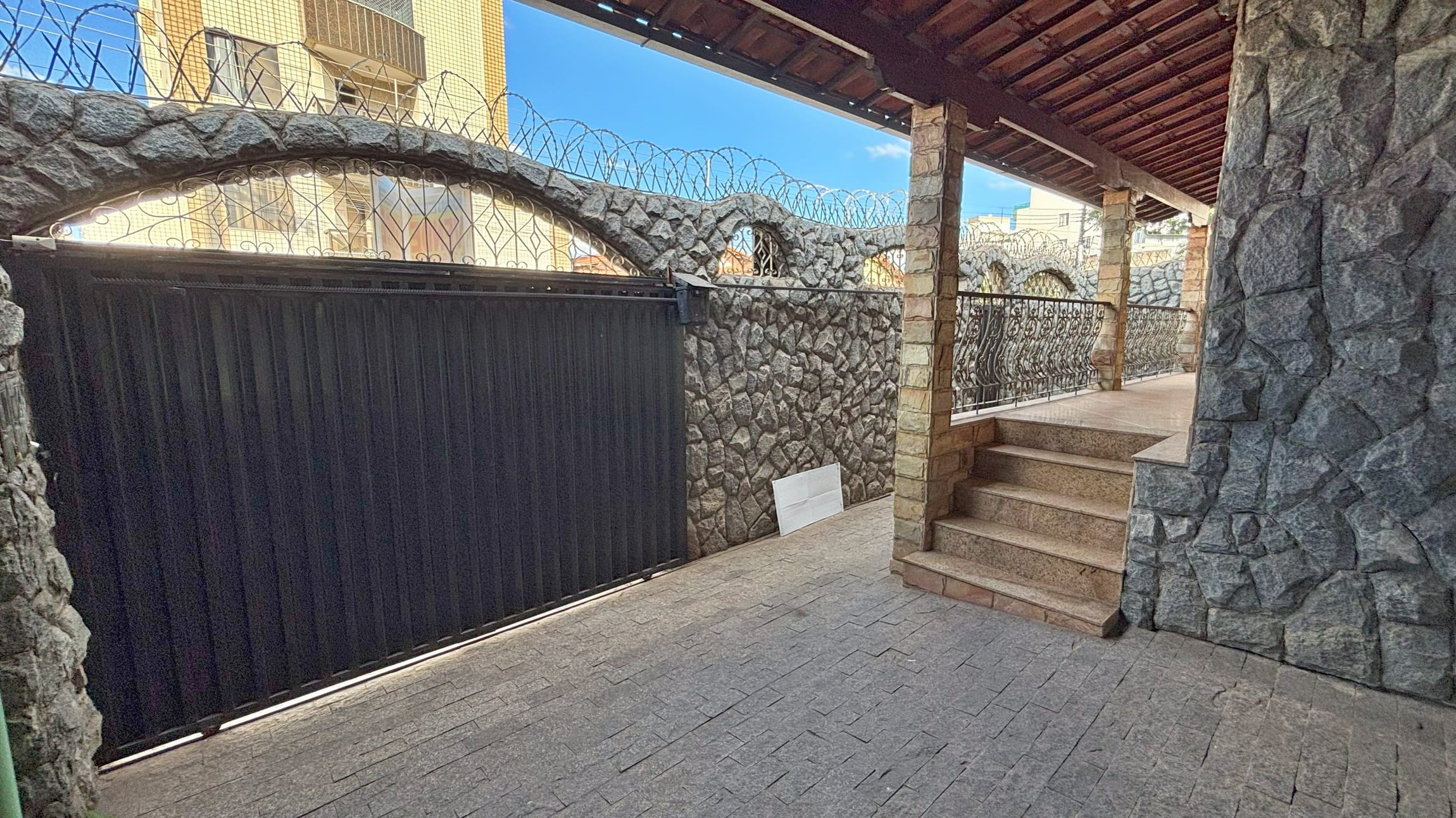 Casa para alugar com 3 quartos, suíte e 4 vagas no Bairro Eldorado em Contagem/MG