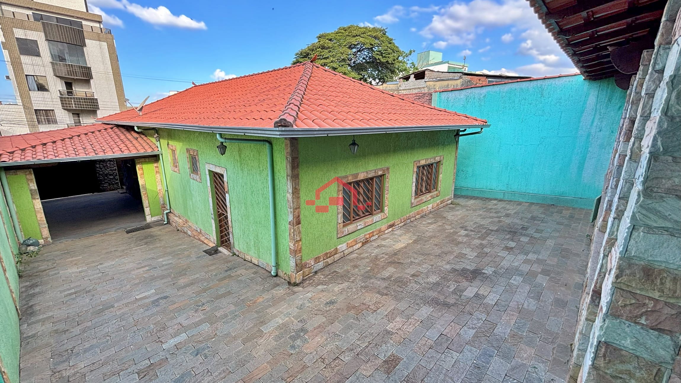 Casa para alugar com 3 quartos, 200m² - Foto 1