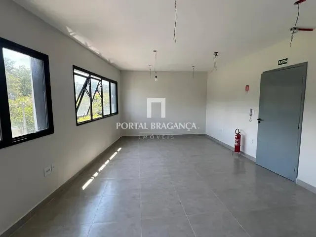 Sala à venda, no bairro Jardim do Lago em Bragança Paulista
