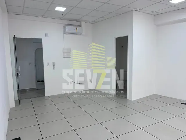 Sala com 32m², à venda ou para alugar, no bairro Centro em Bauru
