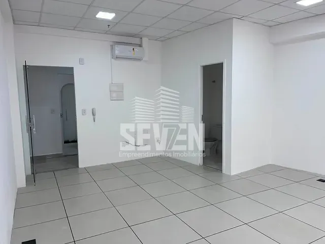 Sala com 32m², à venda ou para alugar, no bairro Centro em Bauru