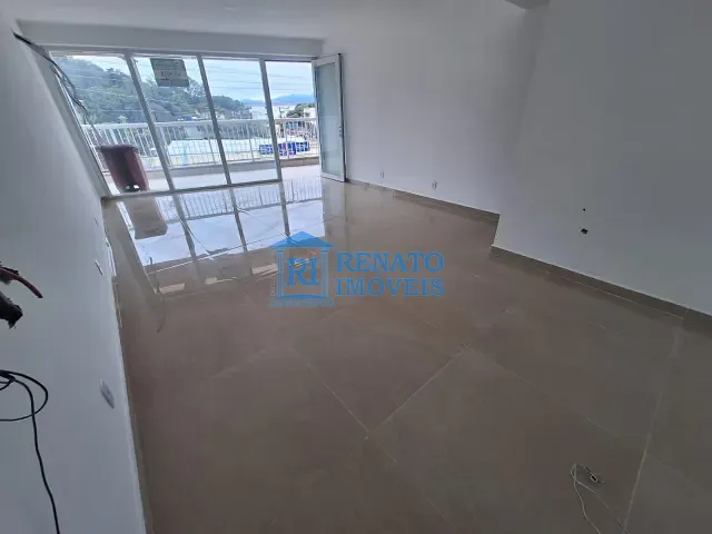 Sala à venda ou para alugar, no bairro Flamengo em Maricá