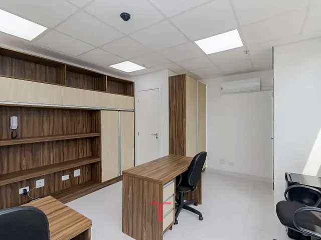 Sala com 32m², à venda, no bairro Centro em Curitiba