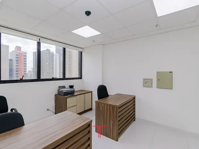 Sala com 32m², à venda, no bairro Centro em Curitiba