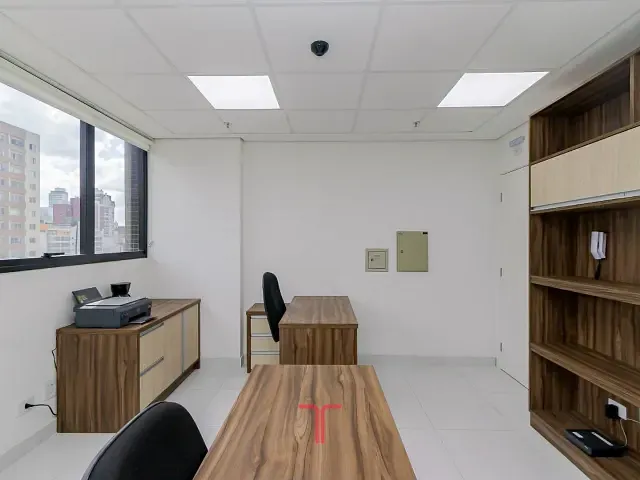 Sala com 32m², à venda, no bairro Centro em Curitiba