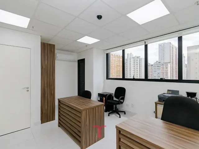 Sala com 32m², à venda, no bairro Centro em Curitiba