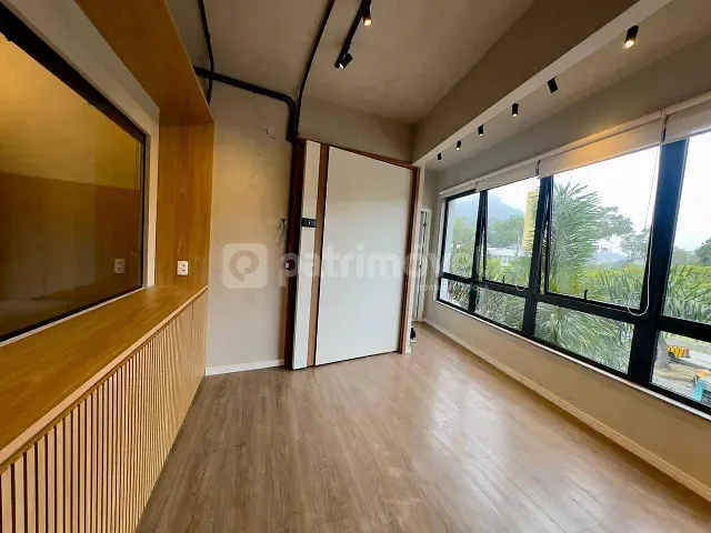 Sala com 70m², para alugar, no bairro Leblon em Rio de Janeiro