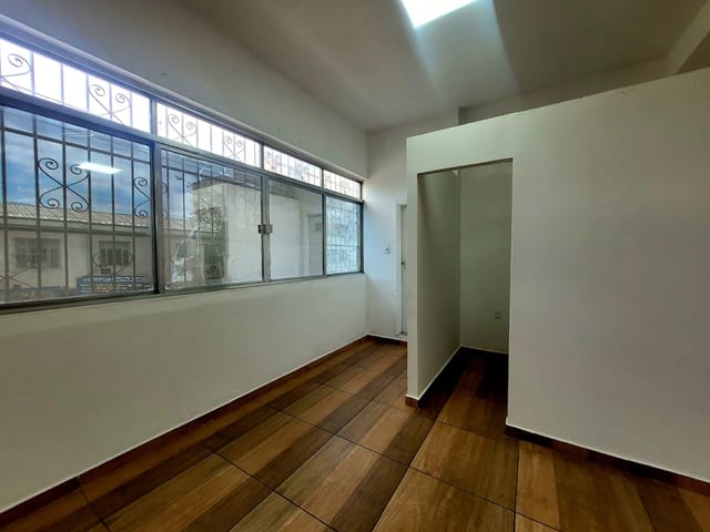 Sala com 60m², para alugar, no bairro Vila Valqueire em Rio de Janeiro
