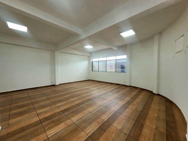 Sala com 60m², para alugar, no bairro Vila Valqueire em Rio de Janeiro