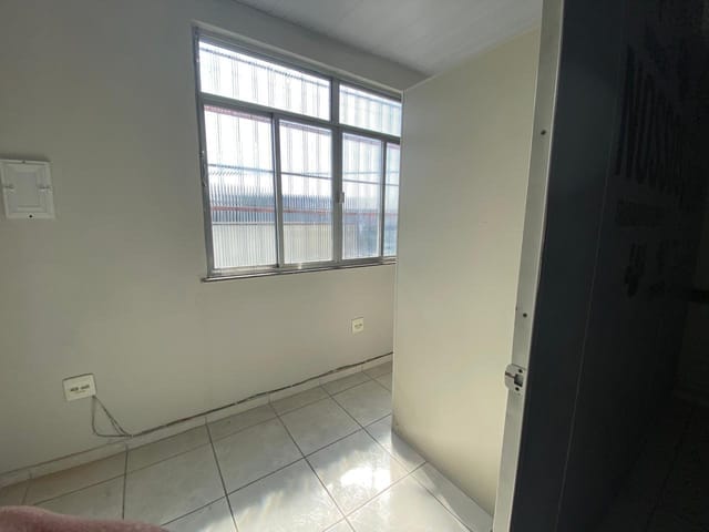Sala com 28m², para alugar, no bairro Realengo em Rio de Janeiro