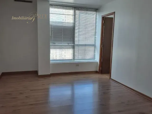 Sala com 57m², para alugar, no bairro Centro em Curitiba
