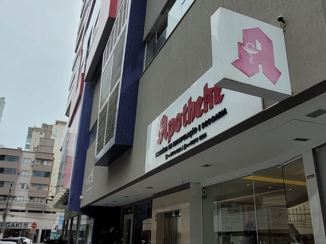 Sala com 190m², à venda, no bairro Meia Praia em Itapema