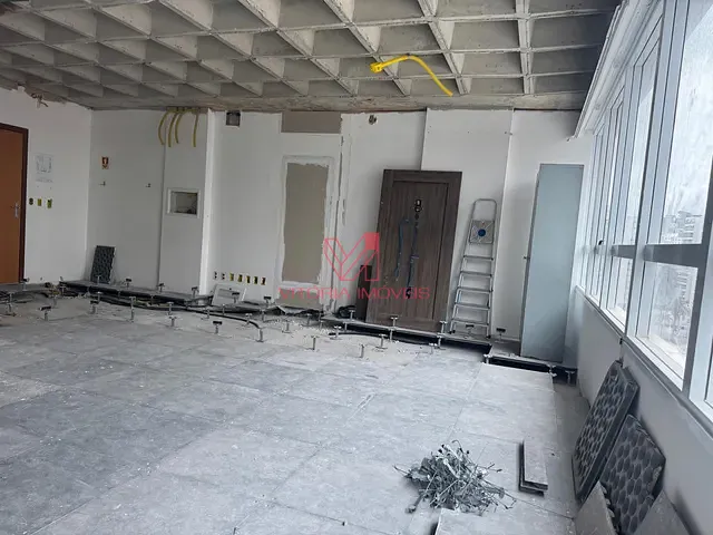 Sala à venda ou para alugar, no bairro Enseada do Suá em Vitória