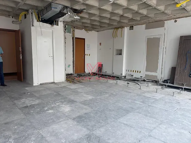 Sala à venda ou para alugar, no bairro Enseada do Suá em Vitória