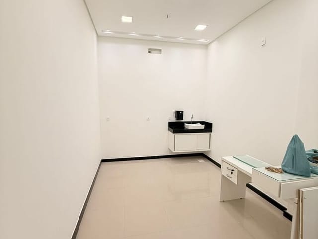 Sala com 37m², à venda ou para alugar, no bairro Centro em Macaé