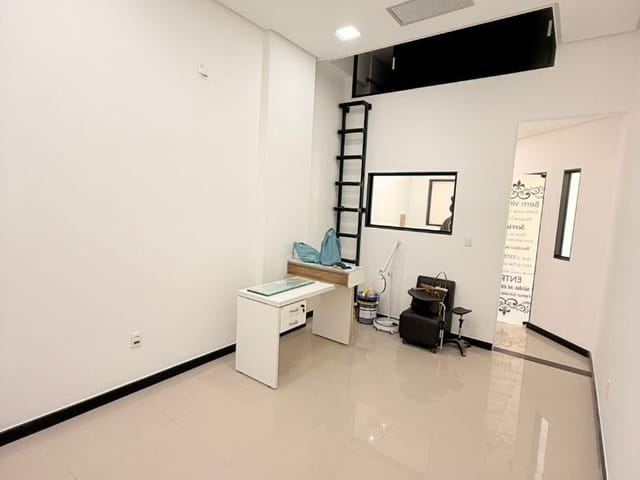 Sala com 37m², à venda ou para alugar, no bairro Centro em Macaé